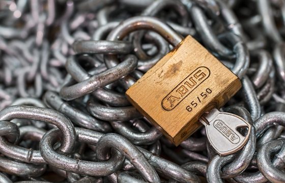 火绒安全市场定位示意图，对比轻量安全软件与传统重型安全套件的资源占用与功能覆盖，信息图表风格暖色调